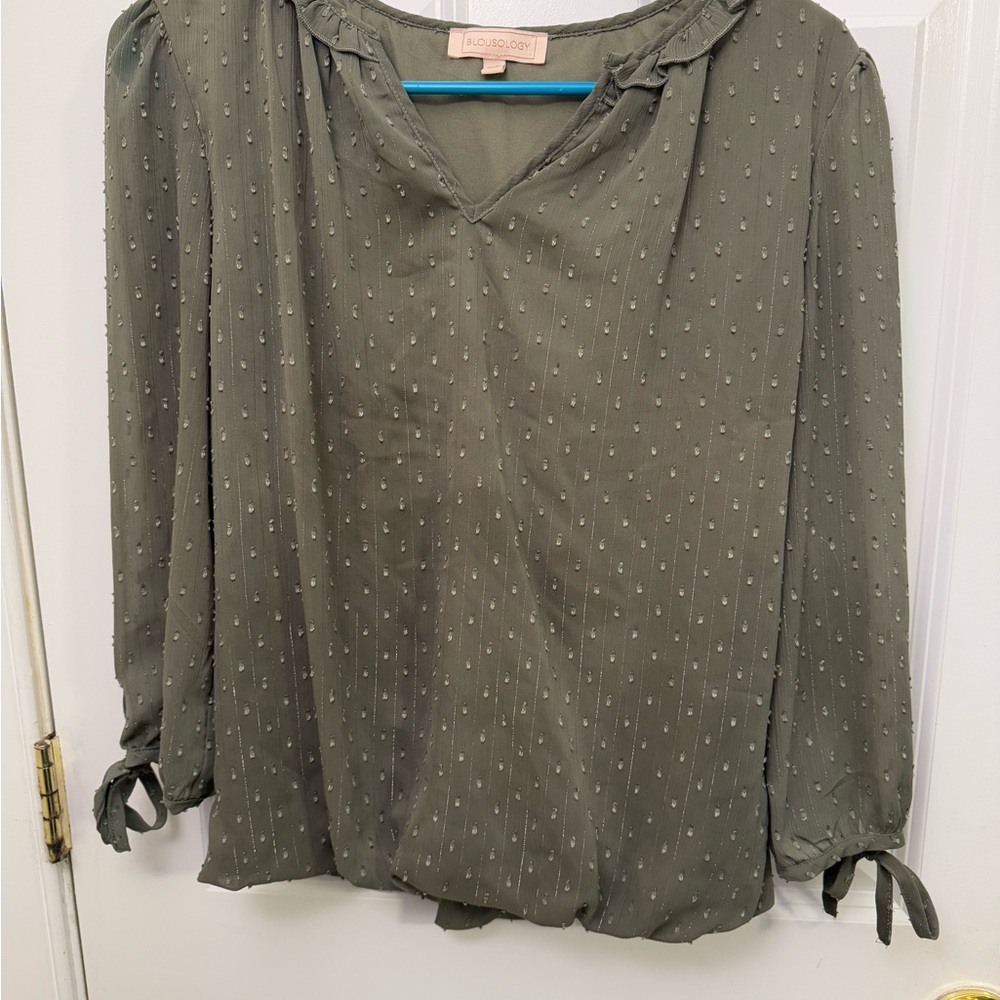 NEW Green Relaxed Blouse with V-Neck and tie sleeves